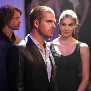 Eric Christian Olsen, Chris O'Donnell e Daniela Ruah si guardano attorno in: Fame di NCIS: Los Angeles