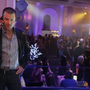 G (Chris O'Donnell) al cellulare in una scena dell'episodio Fame di NCIS: Los Angeles