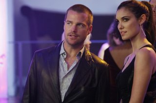G (Chris O'Donnell) e Kensi (Daniela Ruah) in una sequenza di: Fame di NCIS: Los Angeles