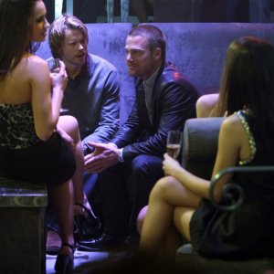 Marty Deeks (Eric Christian Olsen) parla con 'G' Cullen (Chris O'Donnell) nell'episodio Fame di NCIS: Los Angeles