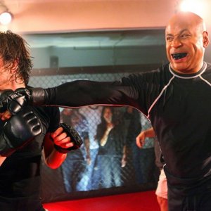 Sam (LL Cool J) sferra un gancio al suo avversario (Eric Christian Olsen) nell'episodio Hand-to-Hand di NCIS: Los Angeles