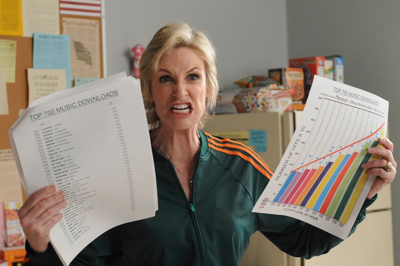 Jane Lynch in una sequenza di Glee