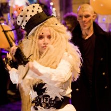 Kendra (Mary-Kate Olsen) con alle spalle Kyle (Alex Pettyfer) nel film Beastly