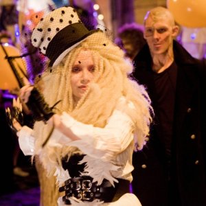 Kendra (Mary-Kate Olsen) con alle spalle Kyle (Alex Pettyfer) nel film Beastly