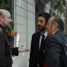 Ricardo Darín e José Luis Gioia con il regista Juan José Campanella sul set del film Il segreto dei suoi occhi