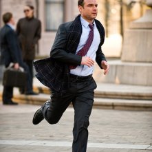 Winter (Liev Schreiber) in corsa in una scena del film Salt