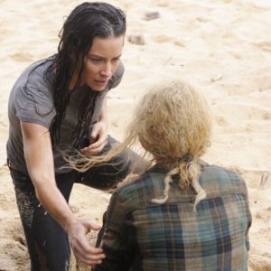 Evangeline Lilly ed Emilie de Ravin in una scena del doppio finale di Lost