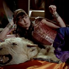 Lucy Lawless nell'episodio Xena e Giulio Cesare