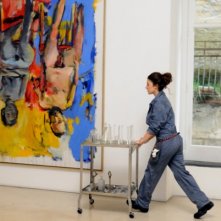 Sara (Esther Garrel) lavora al Museo d'arte contemporanea di Napoli nel corto Armandino e il Madre