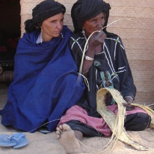 Due donne africane riprese nel road movie 14 kilometros