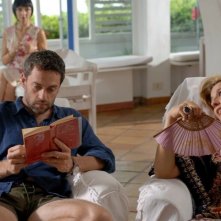 Massimo Poggio, Maria De Medeiros e Michela Cescon in una scena del film Il compleanno