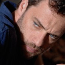 Primo piano di Massimo Poggio dal film Il compleanno