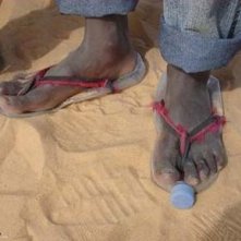 Un'immagine delle calzature africane dal film 14 kilometros