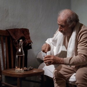 Giuseppe Fuda è un pastore che conduce una vita semplice nel film Le quattro volte