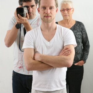 Il ballerino Andreas Merk con Tomer e Noa Heyman in una foto promo di I Shot My Love