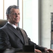 John Noble impersona Walternate nell'episodio Over There: Part 2 di Fringe