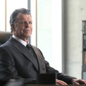 John Noble impersona Walternate nell'episodio Over There: Part 2 di Fringe