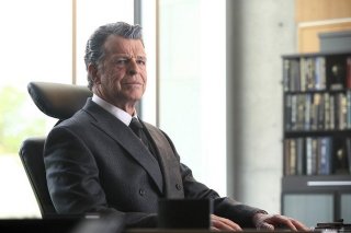 John Noble impersona Walternate nell'episodio Over There: Part 2 di Fringe
