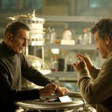 Leonard Nimoy e John Noble nell'episodio Over There: Part 2 di Fringe