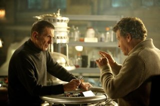 Leonard Nimoy e John Noble nell'episodio Over There: Part 2 di Fringe