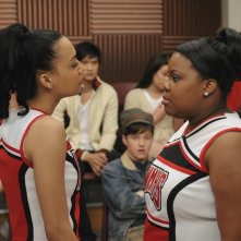 Naya Rivera faccia a faccia con Amber Riley in una sequenza dell'episodio Laryngitis di Glee