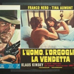 Tina Aumont e Franco Nero in una lobbycard de L'uomo, l'orgoglio e la vendetta