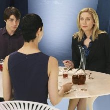 V: Elizabeth Mitchell, Logan Huffman e Morena Baccarin nell'episodio Red Sky