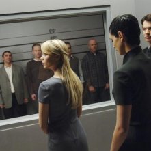 V: Laura Vandervoort e Morena Baccarin in una scena dell'episodio Fruition