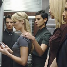 V: Laura Vandervoort e Morena Baccarin nell'episodio Fruition