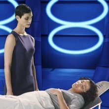 V: Morena Baccarin e Lourdes Benedicto nell'episodio Red Sky