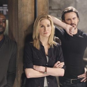 V: Morris Chestnut, Charles Mesure e Elizabeth Mitchell nell'episodio Hearts and Minds