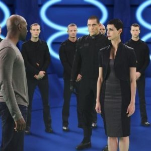 V: Morris Chestnut e Morena Baccarin in una scena dell'episodio Red Sky