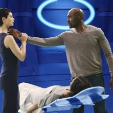 V: Morris Chestnut, Morena Baccarin e Lourdes Benedicto in una scena dell'episodio Red Sky