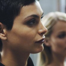 V: un primo piano di Morena Baccarin nell'episodio Fruition