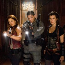 Ali Larter (Claire Redfield), Wentworth Miller (Chris Redfield) e Milla Jovovich (Alice) in una scena del film Resident Evil: Afterlife