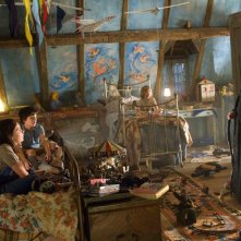 Asa Butterfield, Oscar Steer e Lil Woods con Emma Thompson nel film Tata Matilda e il grande botto