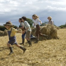 Asa Butterfield, Oscar Steer, Lil Woods, Eros Vlahos e Rosie Taylor-Ritson nel film Tata Matilda e il grande botto
