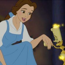 Belle e Lumirè in una scena del film d'animazione La bella e la bestia
