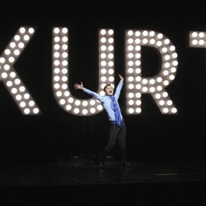 Chris Colfer in una scena dell'episodio Laryngitis di Glee