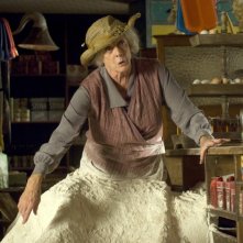 Maggie Smith in una scena del film Tata Matilda e il grande botto