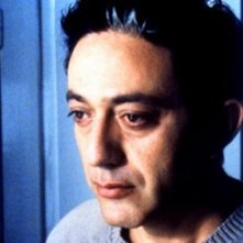 Primo piano di Elia Suleiman dal suo film autobiografico The Time That Remains