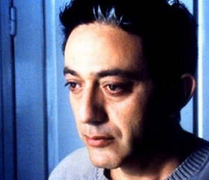 Primo piano di Elia Suleiman dal suo film autobiografico The Time That Remains