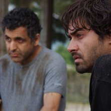 Shahab Hosseini e Mani Haghighi in una scena di About Elly