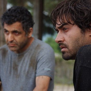 Shahab Hosseini e Mani Haghighi in una scena di About Elly