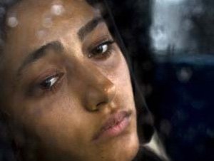 Un'immagine intensa di Golshifteh Farahani dal film About Elly