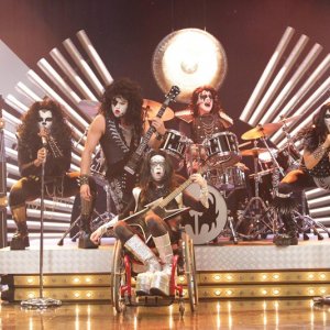 Mark Salling, Dijon Talton e Cory Monteith in versione Kiss nell'episodio Theatricality