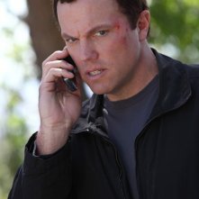 Casey (Adam Baldwin) al cellulare in una sequenza dell'episodio Chuck Versus the Subway: Part 2