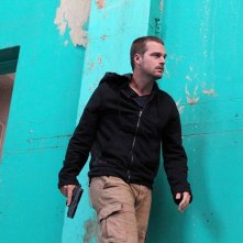 Chris O'Donnell armato di pistola nell'episodio Callen, G di NCIS: Los Angeles