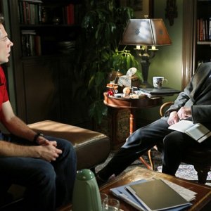 Chuck (Zachary Levi) parla con il Dott. Leo Dreyfus (Christopher Lloyd) nell'episodio Chuck Versus the Tooth