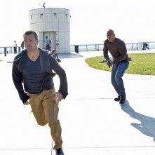 Cullen (Chris O'Donnell) e Sam (LL Cool J) in corsa nell'episodio Burned di NCIS: Los Angeles